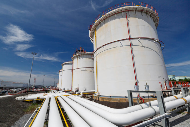 Wiersz dużych białych zbiorników na ropę naftową i gaz - Zdjęcie, obraz