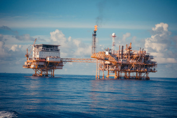 Rurociąg wydobywczy ropy naftowej i gazu ziemnego w przemyśle morskim. - Zdjęcie, obraz