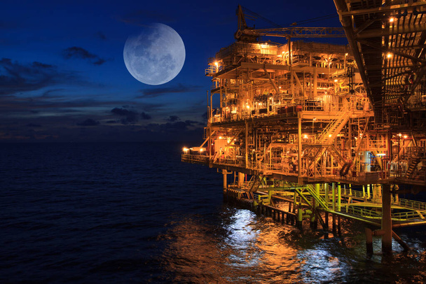 Offshore a naplemente Ipari olaj- és gáztermelés kőolajvezeték háttér szuper kék vér hold - Fotó, kép
