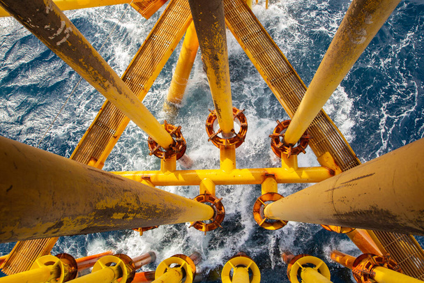 Tengeri fúrótorony sárga olaj- és gázkitermelés kőolajvezeték. - Fotó, kép