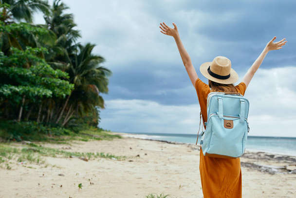 nő turista a szigeten kéz emelt fel utazási öröm - Fotó, kép