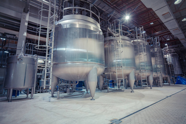 Bodega de leche moderna con la industria de tanques de acero inoxidable - Foto, Imagen