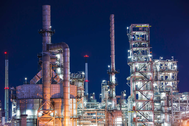 Nocna scena budowy zakładu rafinerii ropy naftowej i kolumny wieży przemysłu petrochemicznego. - Zdjęcie, obraz