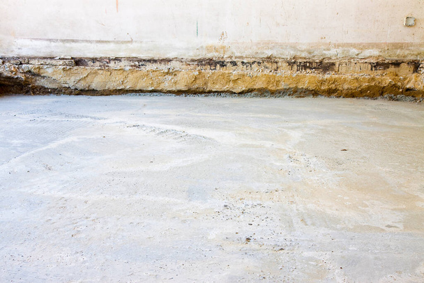 Faza przygotowawcza do budowy wentylowanej przestrzeni pełzającej w starym budynku murowanym przed zagrożeniem gazem radonowym. - Zdjęcie, obraz