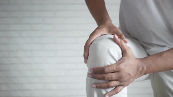 Gros plan sur l'homme souffrant de douleurs articulaires au genou - Séquence, vidéo