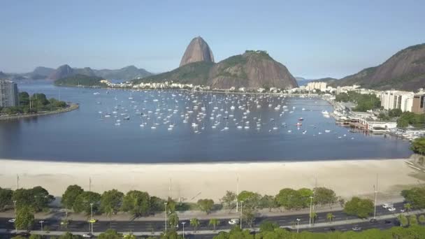 Vista aérea de la entrada de Botafogo con la montaña Sugarloaf en el fondo en la zona sur de la ciudad de Río de Janeiro. - Imágenes, Vídeo