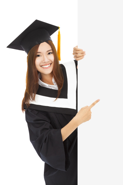 jóvenes estudiantes de graduación apuntan a tablero en blanco
 - Foto, Imagen