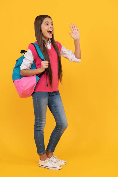 Hallo. glücklich Teenager Mädchen tragen Rucksack. Kinderglück. Zurück zur Schule. - Foto, Bild