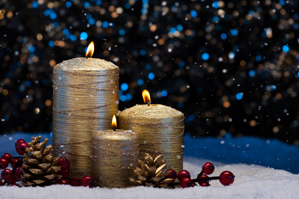雪の中で 3 つの金蝋燭  - 写真・画像