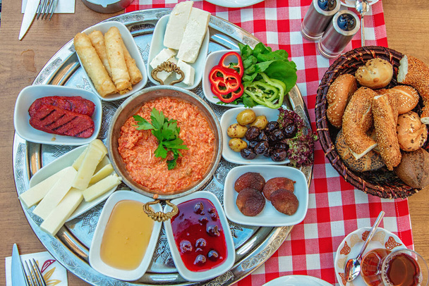 Traditioneller, bunter türkischer Frühstückstisch, im Restaurant - Foto, Bild