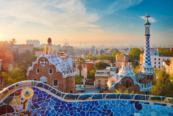 Guell Park 'tan Barselona şehir manzarası. Park Guell 'deki renkli mozaik binanın gün doğumu manzarası - Fotoğraf, Görsel