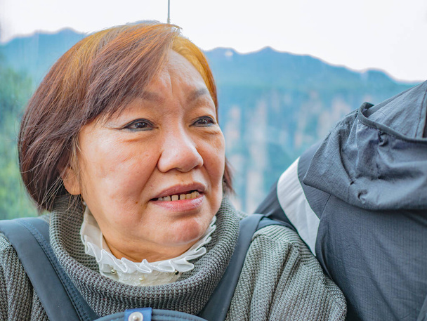 Portrait Femmes asiatiques âgées dans "ascenseur de bailong" sur le parc forestier national de Zhangjiajie dans le district de Wulingyuan Zhangjiajie City Chine - Photo, image