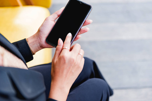 現代的なスマートフォンを使用してビジネス女性のクローズアップ。女性の手入力メッセージを携帯電話のソーシャルネットワークの概念に. - 写真・画像
