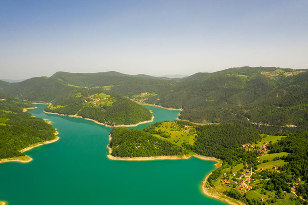 Vista aerea sul lago Zaovine dal monte Tara in Serbia - Foto, immagini