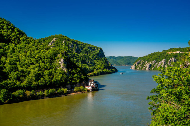 Θέα στο μοναστήρι Mraconia στη ρουμανική πλευρά του ποταμού Δούναβη - Φωτογραφία, εικόνα