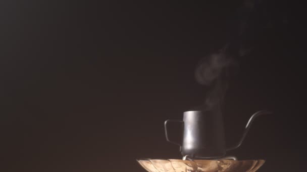 Kawa zaparzona w czarnym czajniku - Materiał filmowy, wideo