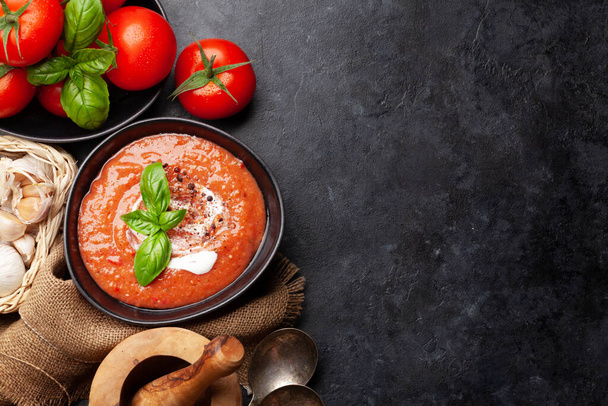 Domácí vaření studená gazpacho polévka s čerstvými zahradními rajčaty. Horní pohled plochý ležel s kopírovacím prostorem - Fotografie, Obrázek