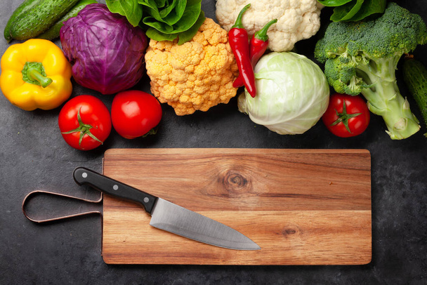 Varias verduras frescas, tabla de cortar y cuchillo de cocina. Vista superior plano con espacio de copia - Foto, Imagen