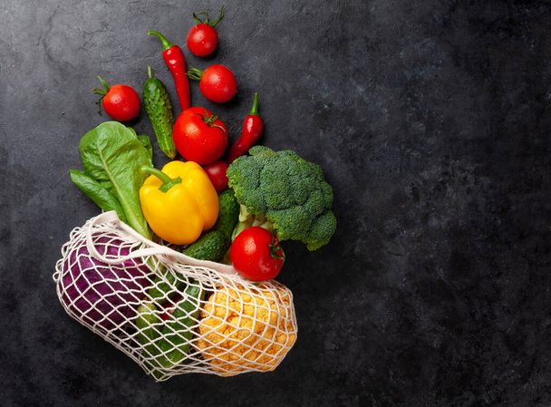 Bolsa de compras de malla ecológica con verduras frescas. Vista superior plano con espacio de copia - Foto, imagen