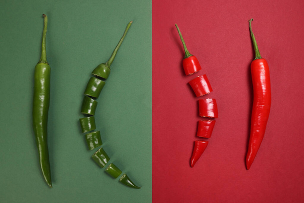 koko vihreä punainen chili pippuri vihreällä punaisella paperilla tausta leikataan kappaletta siemeniä - Valokuva, kuva