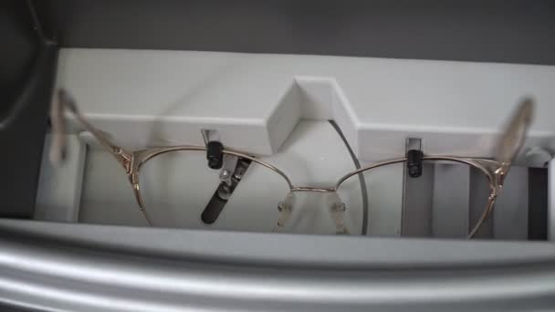 光学系、眼鏡の個々の生産。特殊装置を用いたガラスの製造 - 映像、動画