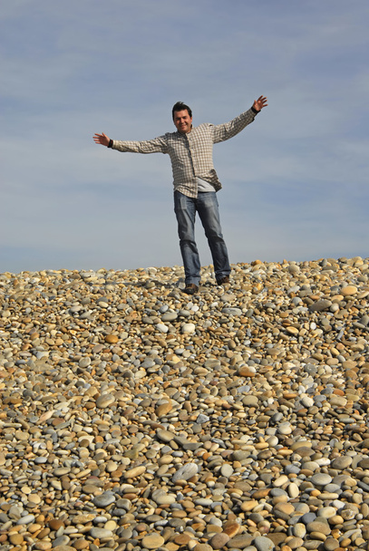 Человек с распростертыми объятьями на пляже
 - Фото, изображение