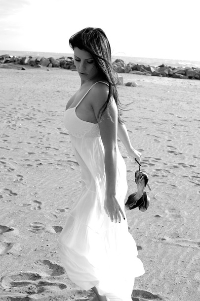 Belle femme posant sur la plage avec robe blanche noir et blanc
 - Photo, image