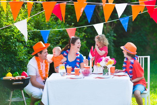 Família holandesa fazendo festa de churrasqueira
 - Foto, Imagem