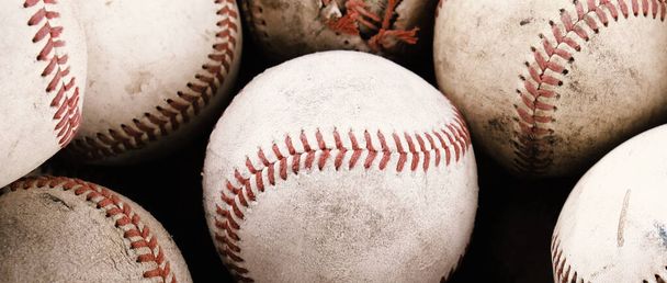 Groupe de vieux baseballs robustes pour fond de sport. - Photo, image