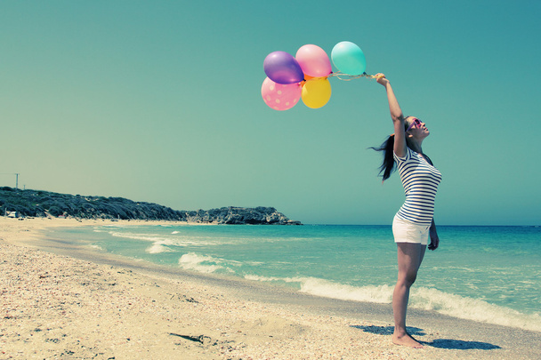 Kaunis nainen värikkäitä ilmapalloja
 - Valokuva, kuva