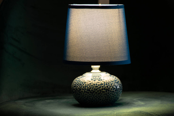 éjszakai asztali lámpa is világít a sötétben, retro stílusú lámpa - Fotó, kép