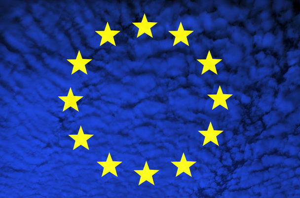 Прапор Європи серед хмари ілюстрації, комп'ютерного моделювання сигналу відповідно - Фото, зображення
