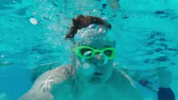Homem mergulha na piscina - Filmagem, Vídeo