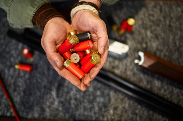 Maschio mani cacciatore tiene cartucce in negozio di armi - Foto, immagini