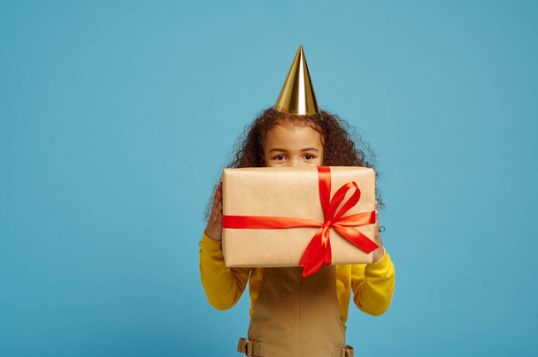 Funny niña en la tapa sostiene caja de regalo de cumpleaños - Foto, Imagen