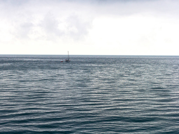 A yacht going on a small sea trip, in cloudy weather and a slight sea disturbance. - 写真・画像