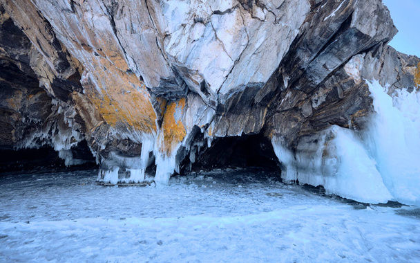 オルホン島の海岸と洞窟。ロシアのイルクーツク地方バイカル - 写真・画像