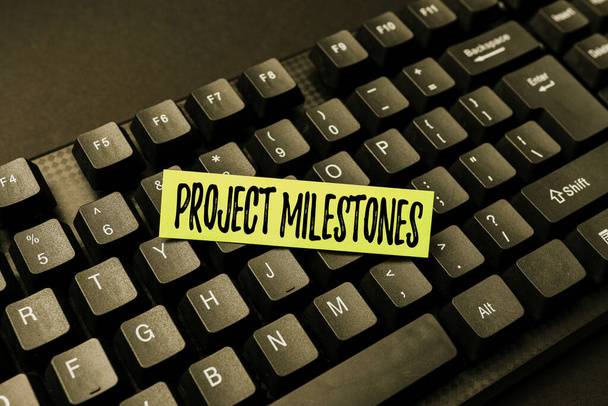 Text zeigt Inspiration Project Milestones. Geschäftszeichendauer, die eine wichtige Errungenschaft in einem Projekt zeigt Online-Surfen und Erkunden, Erstellen von Blog-Inhalten, Senden neuer Nachrichten - Foto, Bild