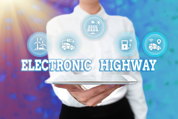 Εννοιολογική απεικόνιση Ηλεκτρονικός Αυτοκινητόδρομος. Internet Concept Ψηφιακό σύστημα επικοινωνίας που χρησιμοποιείται στο δρόμο ή αυτοκινητόδρομο Lady Uniform Standing Tablet χέρι Παρουσιάζοντας εικονική σύγχρονη τεχνολογία - Φωτογραφία, εικόνα