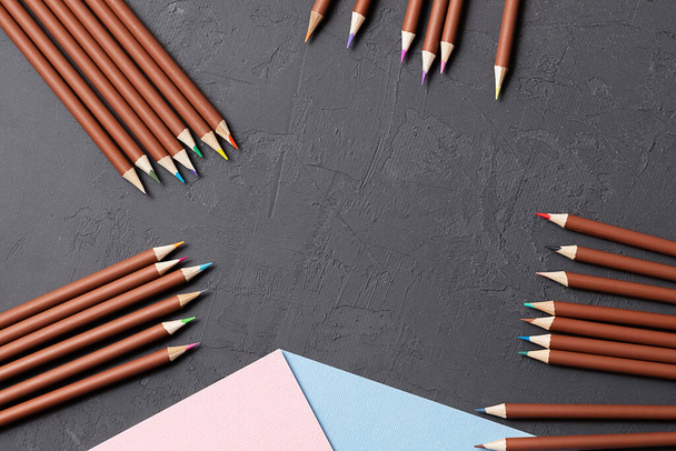 um grupo de lápis coloridos, folhas de papel para desenhar em uma mesa cinza. um conjunto para um jovem artista. o conceito de criatividade. - Foto, Imagem