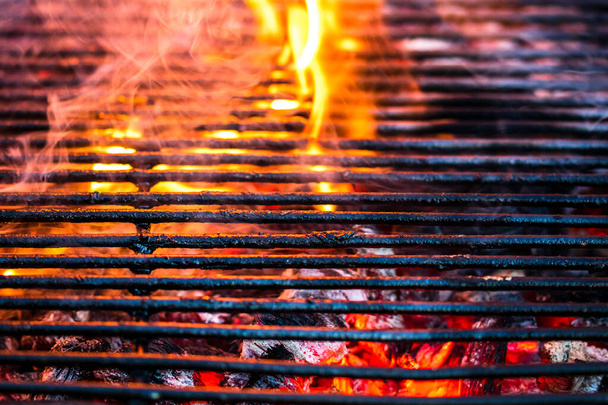Parrilla de barbacoa de carbón caliente vacía con llama brillante - Foto, imagen