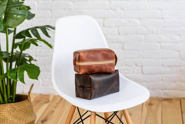 Красива коричнева сумка зі шкіри, розроблена для різних предметів. Особистий аксесуар
 - Фото, зображення