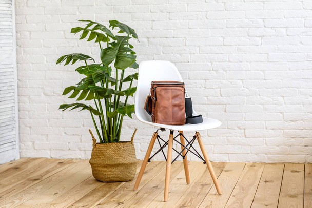 Bella borsa marrone realizzata in pelle progettata per vari oggetti. Accessorio personale - Foto, immagini