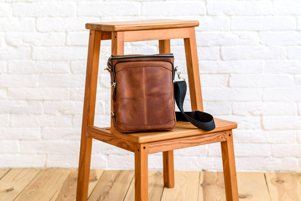Çeşitli eşyalar için tasarlanmış deriden yapılmış güzel kahverengi bir çanta. Kişisel aksesuar - Fotoğraf, Görsel