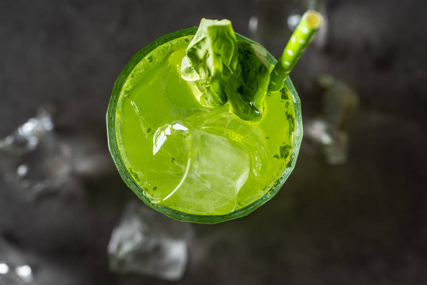 refrescante y ligero cóctel de albahaca de verano con cubitos de hielo - Foto, Imagen