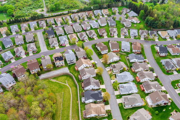 Widok z powietrza na domy na dachu w Ameryce małe miasteczko na wsi widok z góry nad domami w NJ USA - Zdjęcie, obraz