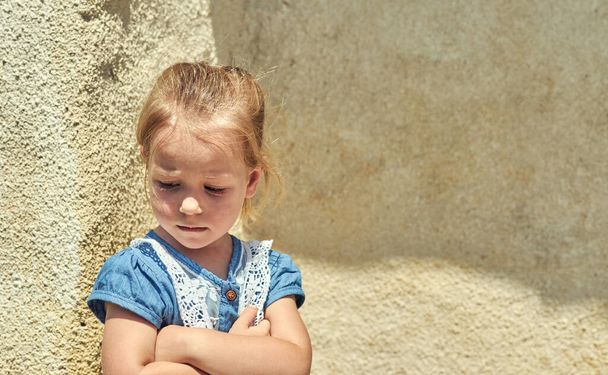 Печальная маленькая девочка Расстроенная девочка Ошибка сожалеет о том, что грустный маленький ребенок смотрит вниз - Фото, изображение