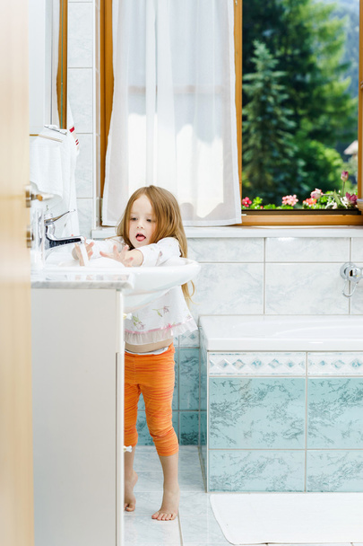 Little girl cleaning the teeth - Fotó, kép