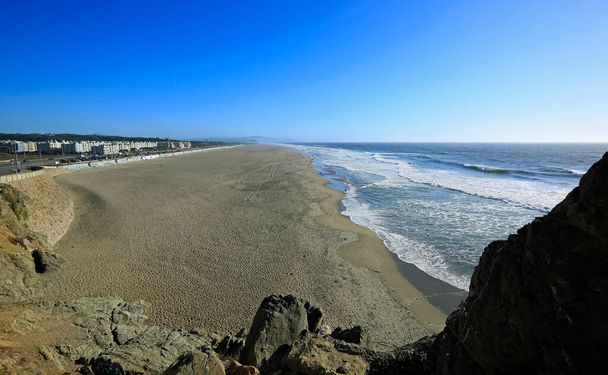 Безконечні океанські берегові землі закінчуються стежкою, Сан-Франко, каліфорнією. - Фото, зображення