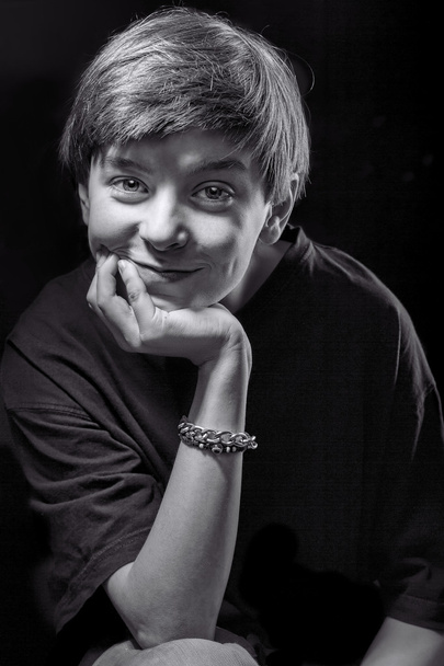 siyah ve beyaz siyah b ile gülümseyen bir erkek genç portresi - Fotoğraf, Görsel